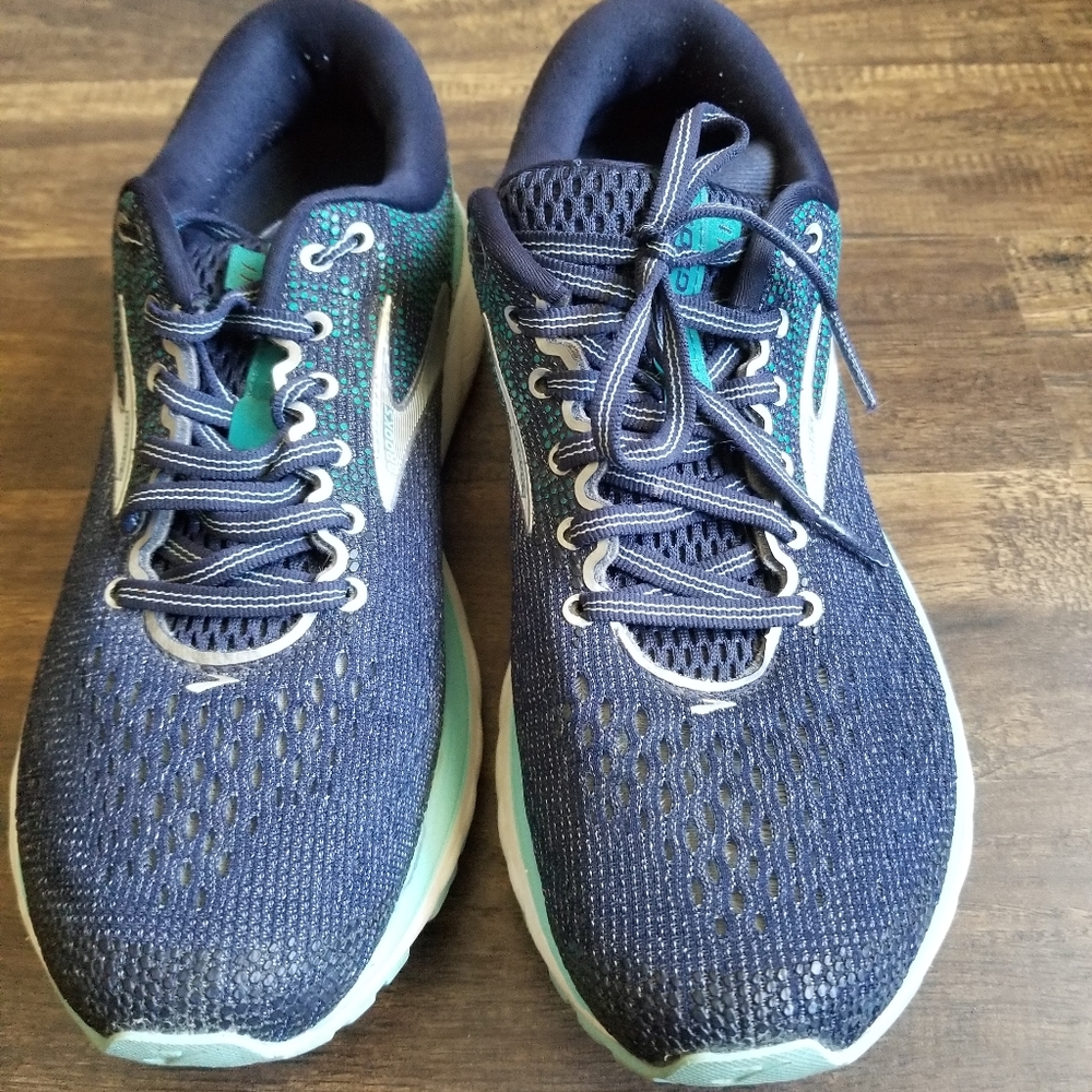 Womens Brooks size 9